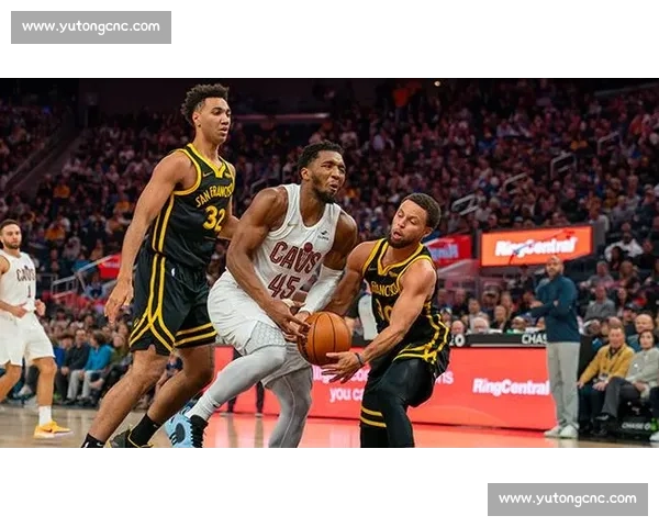 勇士对阵骑士第四场比赛回放解析关键瞬间全景呈现战术博弈与球星表现深度复盘